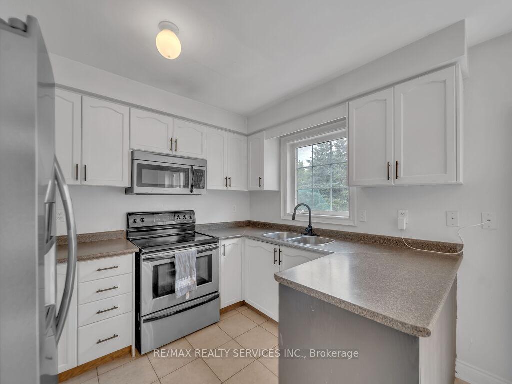 Photo 16 of 122 Dells Crescent, Brampton, Fletcher's Meadow — HOMEH