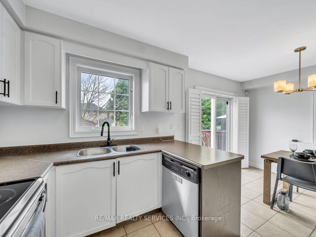 Photo 17 of 122 Dells Crescent, Brampton, Fletcher's Meadow — HOMEH