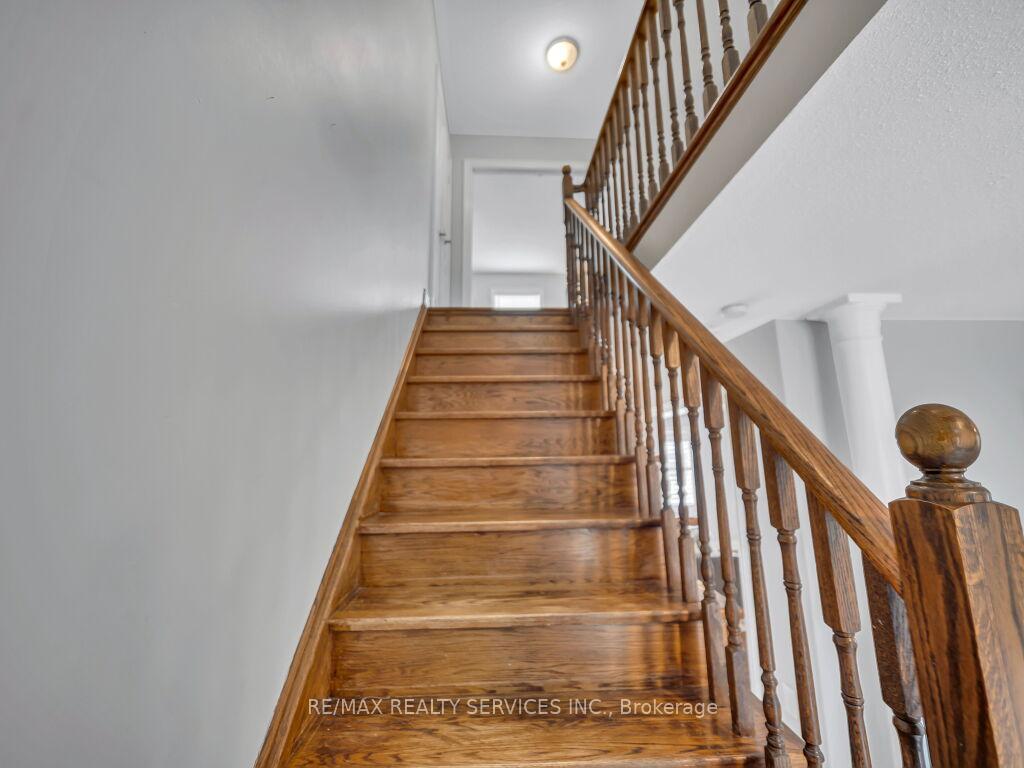 Photo 18 of 122 Dells Crescent, Brampton, Fletcher's Meadow — HOMEH