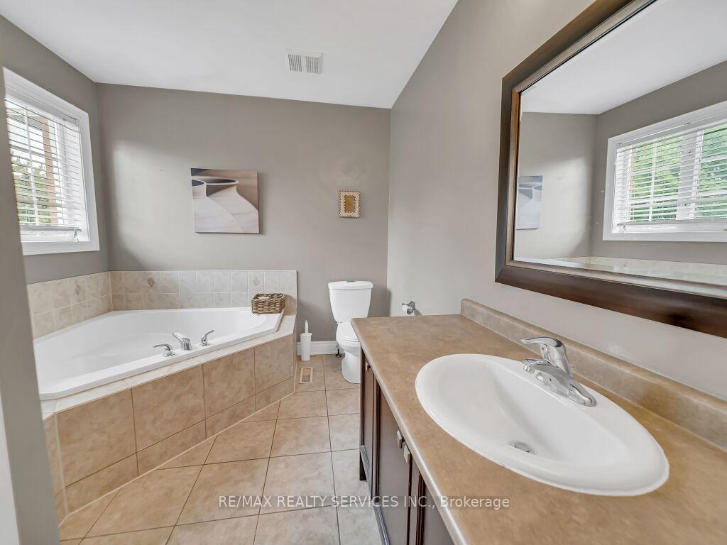 Photo 22 of 122 Dells Crescent, Brampton, Fletcher's Meadow — HOMEH