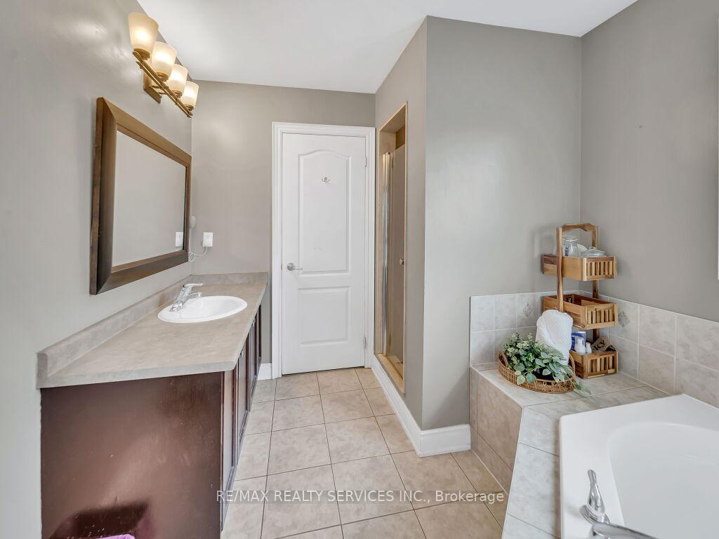 Photo 23 of 122 Dells Crescent, Brampton, Fletcher's Meadow — HOMEH