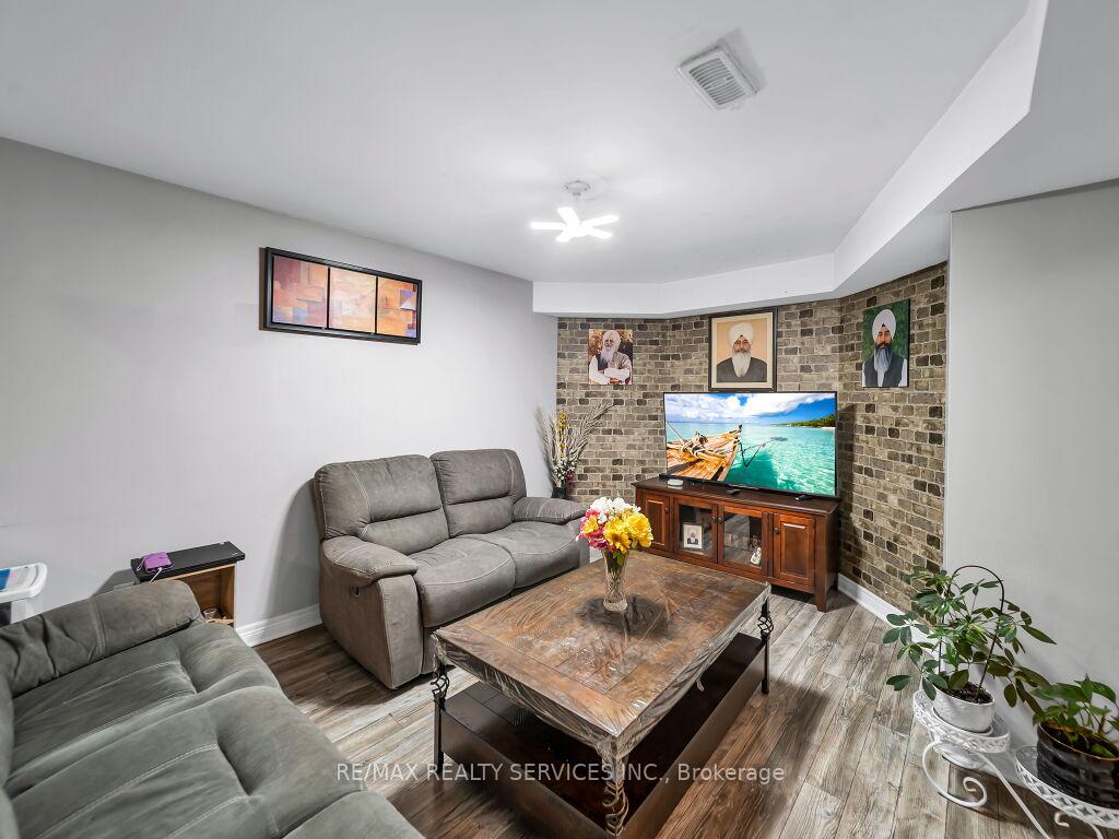 Photo 32 of 122 Dells Crescent, Brampton, Fletcher's Meadow — HOMEH
