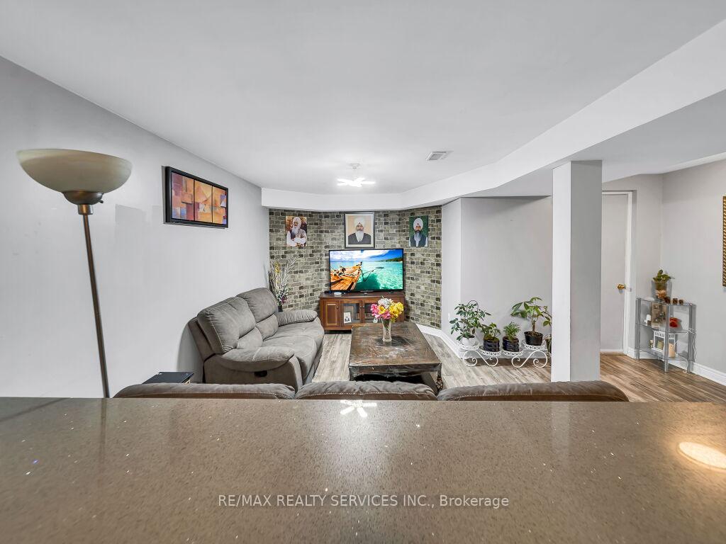 Photo 35 of 122 Dells Crescent, Brampton, Fletcher's Meadow — HOMEH