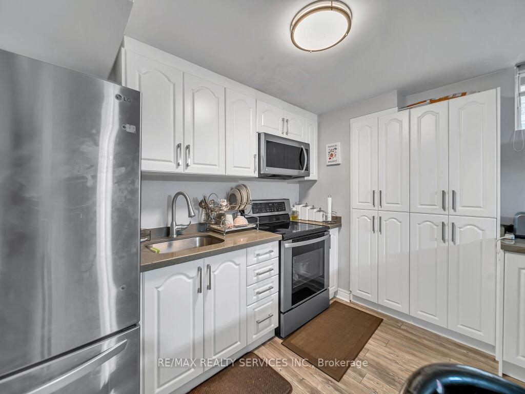 Photo 36 of 122 Dells Crescent, Brampton, Fletcher's Meadow — HOMEH