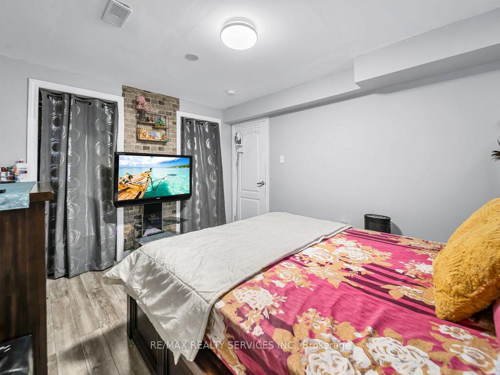 Photo 38 of 122 Dells Crescent, Brampton, Fletcher's Meadow — HOMEH