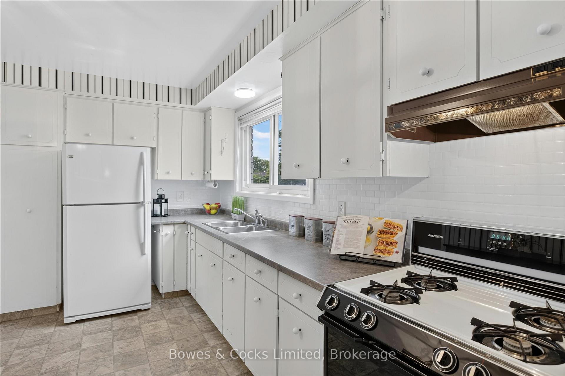 Photo 13 of 1228 Bathurst Street, Peterborough, Northcrest Ward 5 — HOMEH