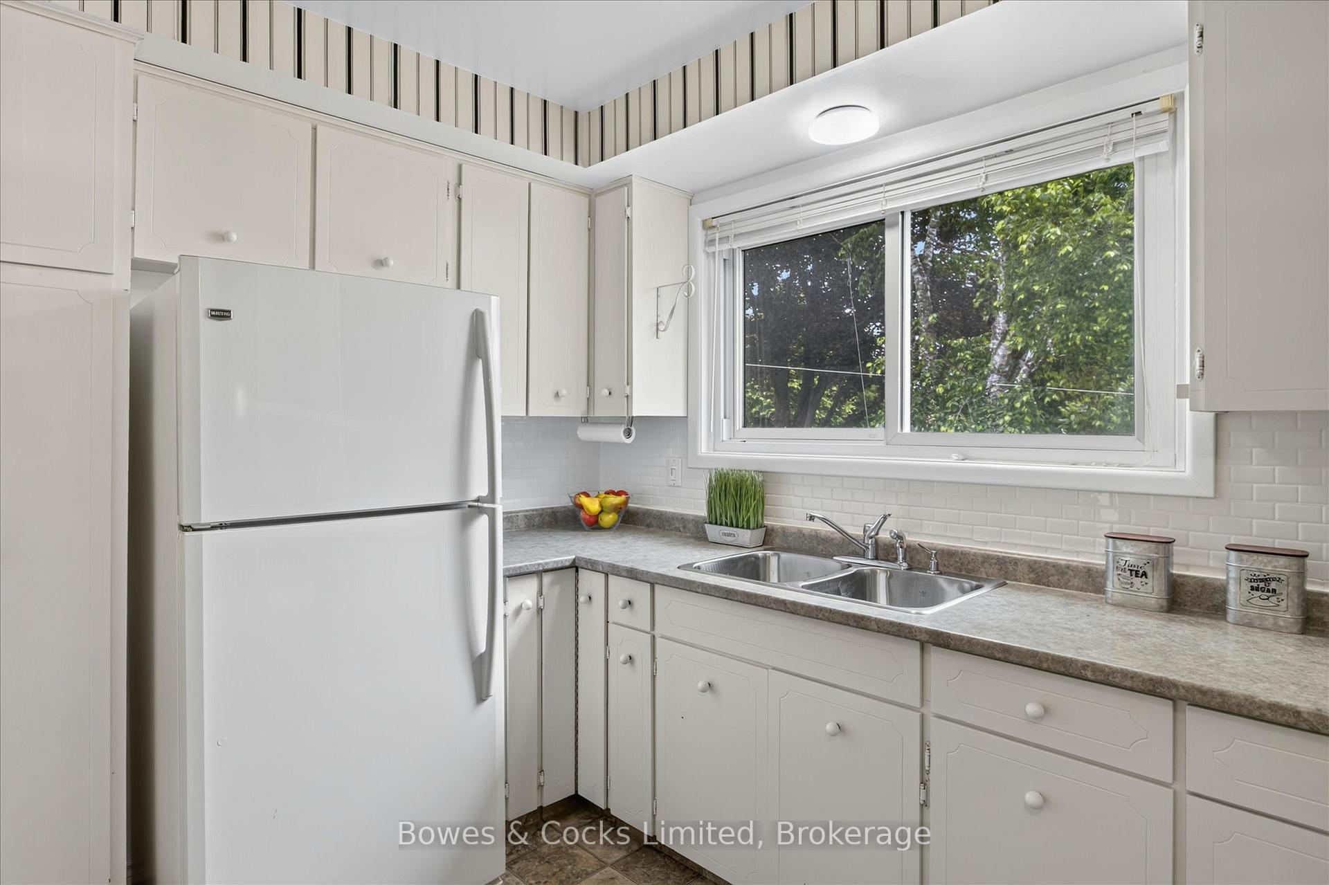 Photo 17 of 1228 Bathurst Street, Peterborough, Northcrest Ward 5 — HOMEH