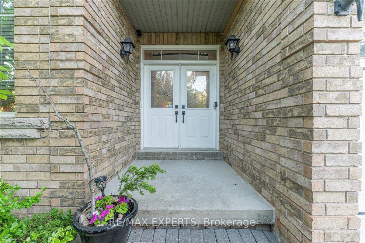 Photo 3 of 110 Velmar Drive, Vaughan, East Woodbridge — HOMEH