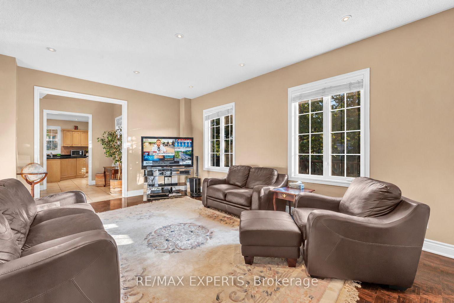 Photo 15 of 110 Velmar Drive, Vaughan, East Woodbridge — HOMEH