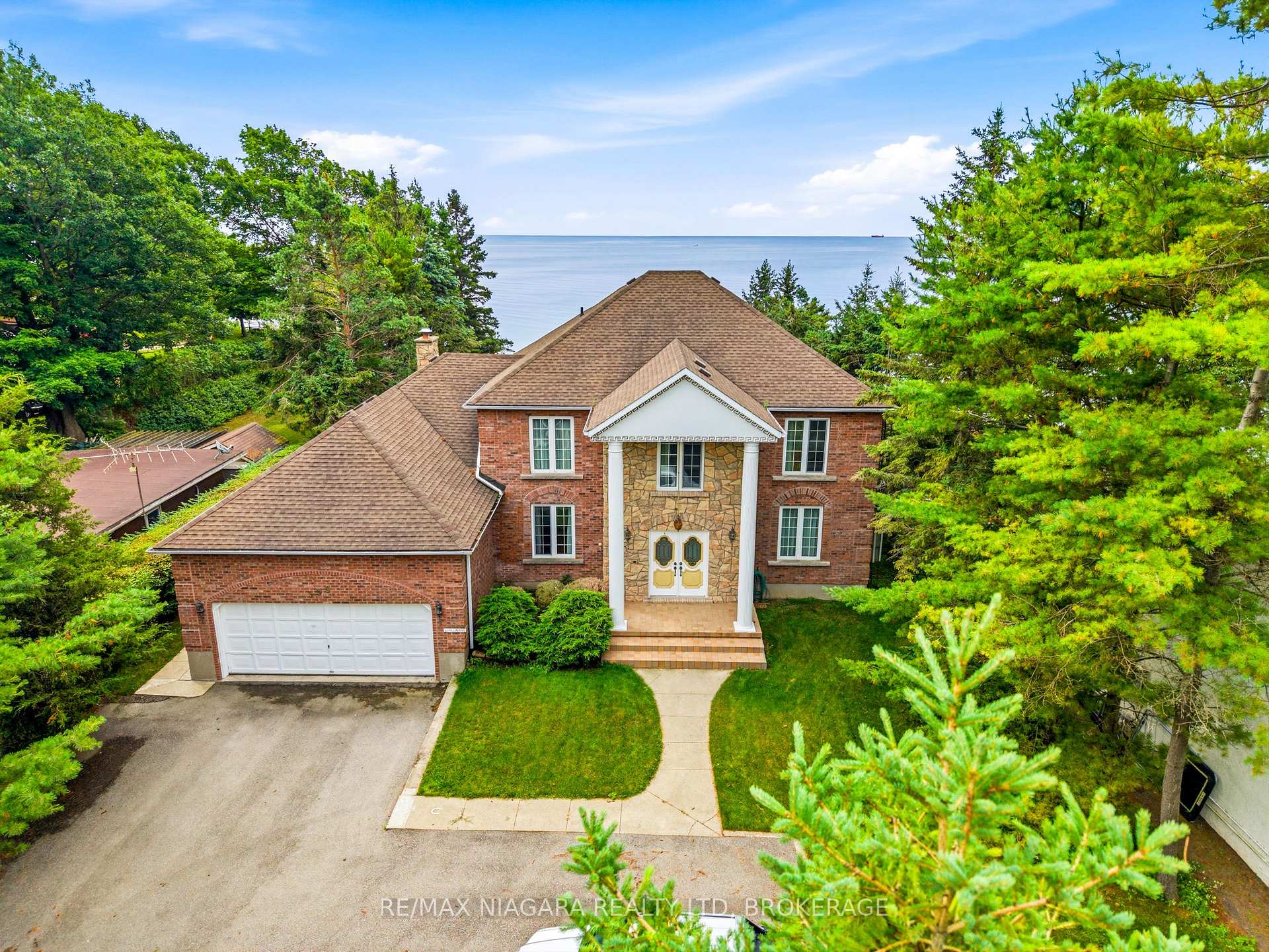 Photo of 599 Lakeshore Road E