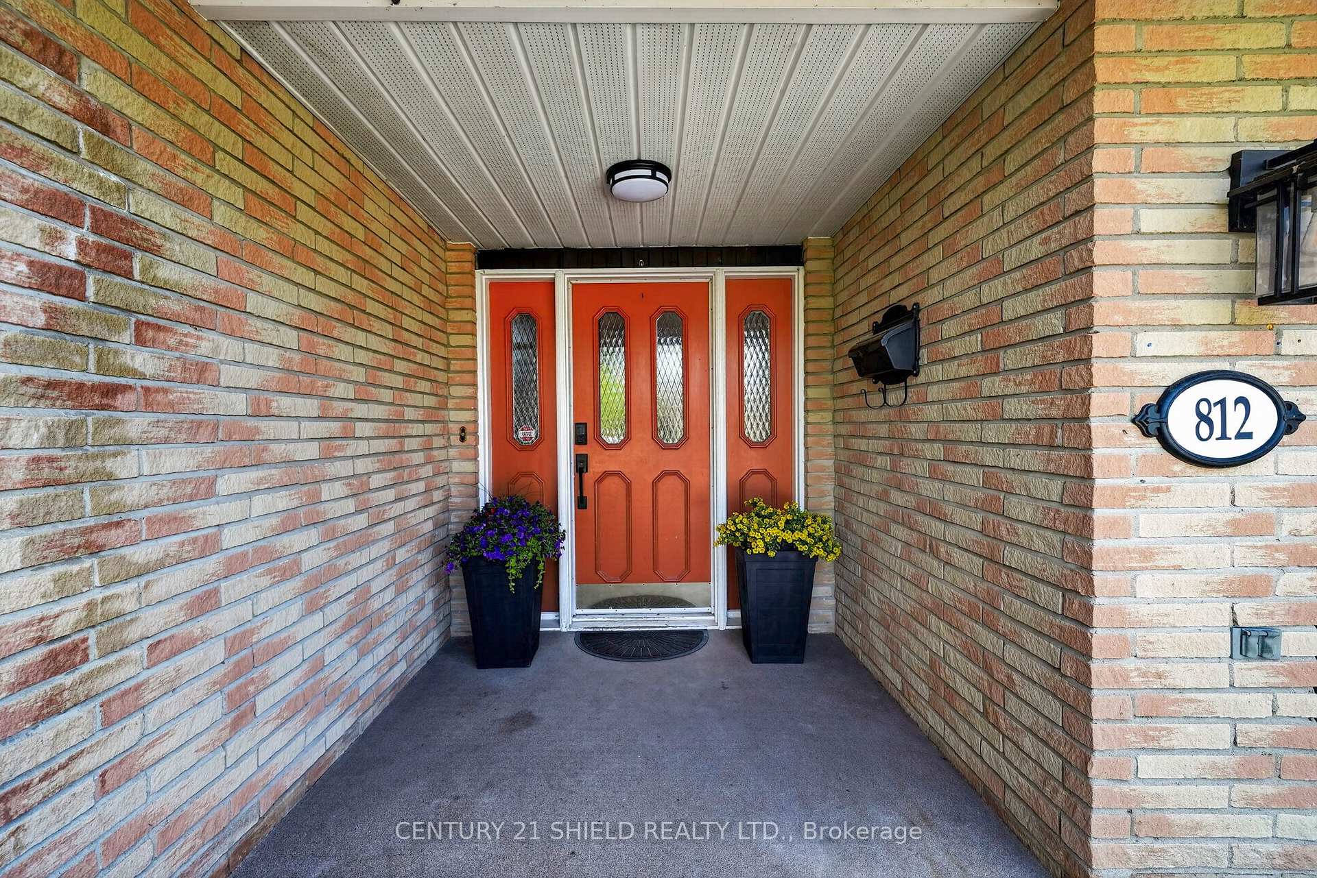 Photo 2 of 812 Briarhill Avenue, Cornwall, Cornwall — HOMEH