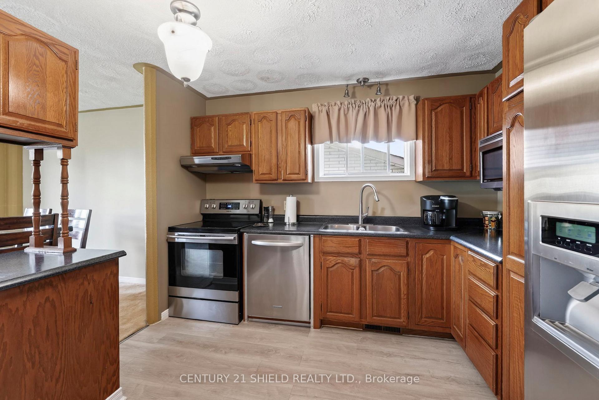 Photo 10 of 812 Briarhill Avenue, Cornwall, Cornwall — HOMEH