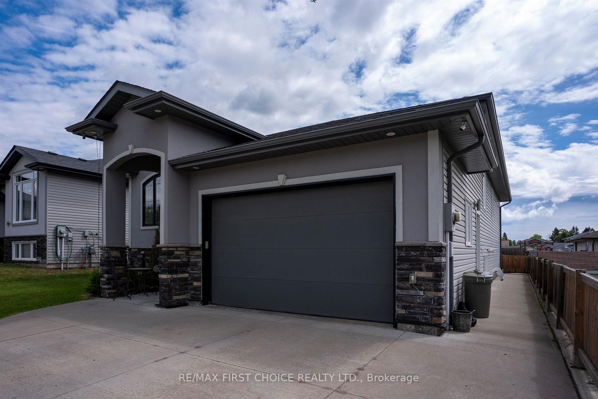 Photo 2 of 740 Woodcrest Rd, Thunder Bay, John Street North — HOMEH