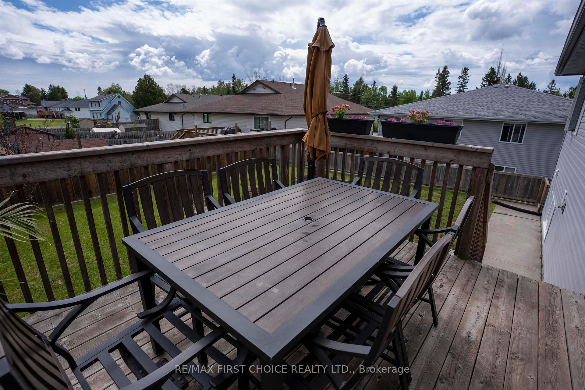 Photo 47 of 740 Woodcrest Rd, Thunder Bay, John Street North — HOMEH