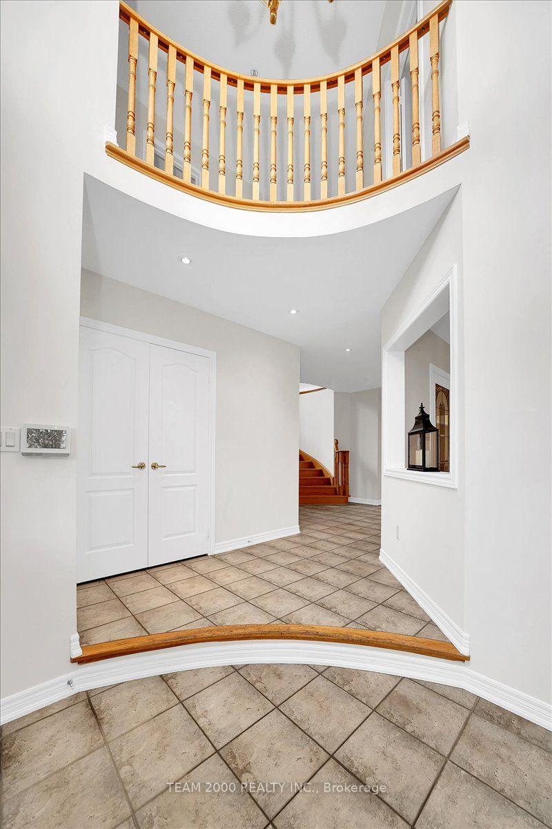 Photo 8 of 26 Crown Crescent, Vaughan, Sonoma Heights — HOMEH