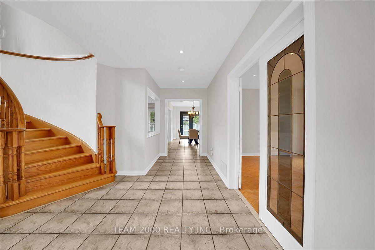 Photo 9 of 26 Crown Crescent, Vaughan, Sonoma Heights — HOMEH