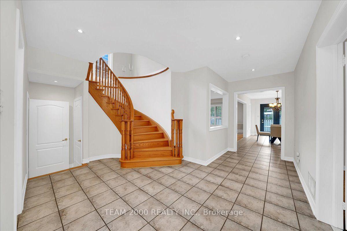 Photo 10 of 26 Crown Crescent, Vaughan, Sonoma Heights — HOMEH