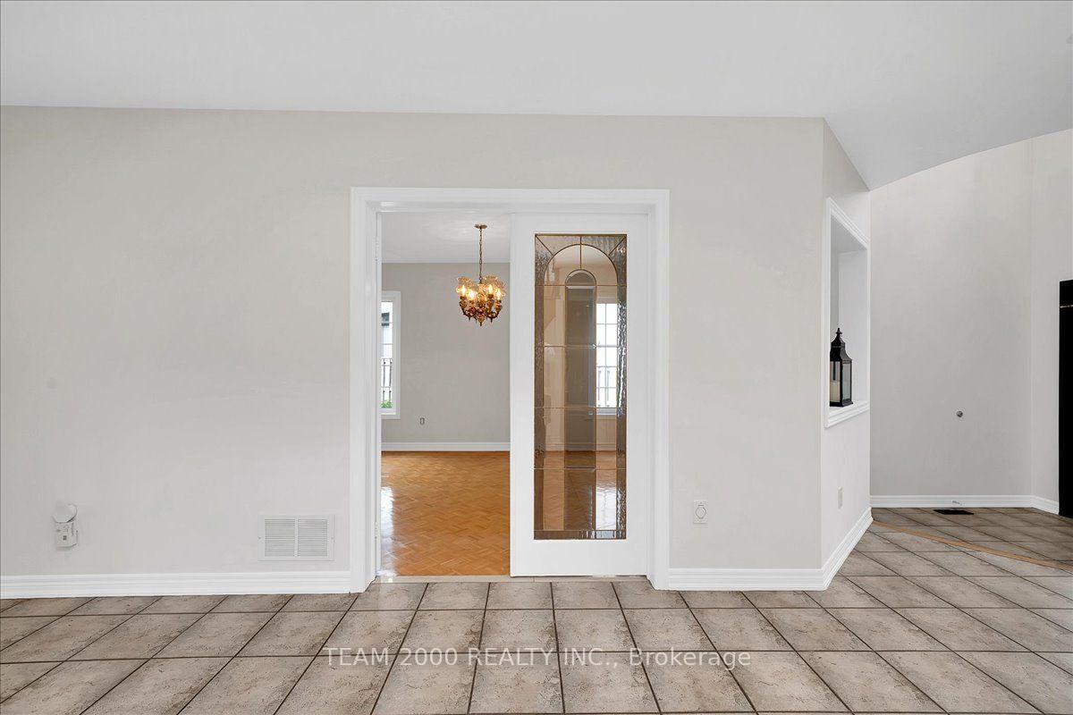 Photo 11 of 26 Crown Crescent, Vaughan, Sonoma Heights — HOMEH