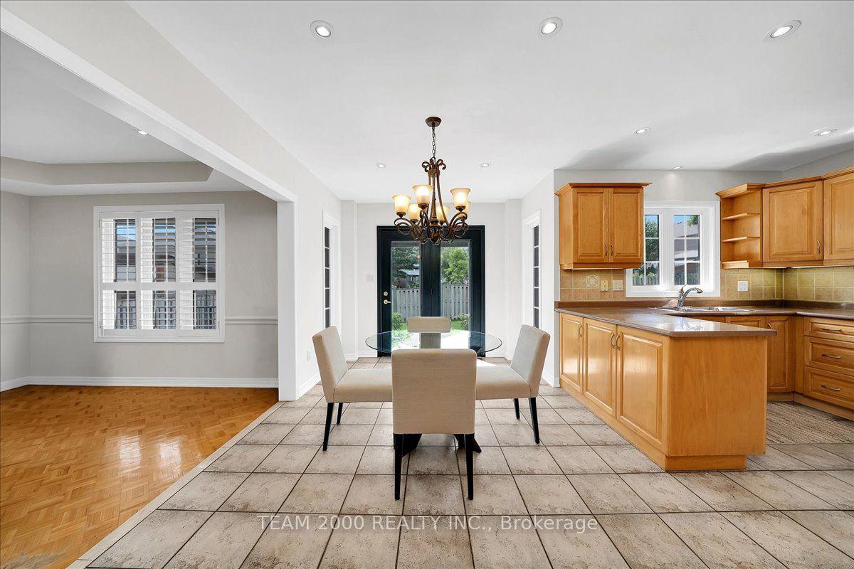 Photo 13 of 26 Crown Crescent, Vaughan, Sonoma Heights — HOMEH