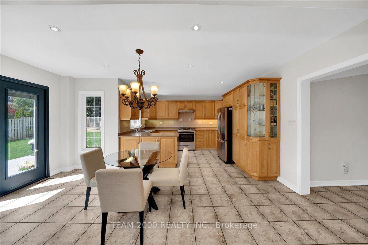Photo 14 of 26 Crown Crescent, Vaughan, Sonoma Heights — HOMEH