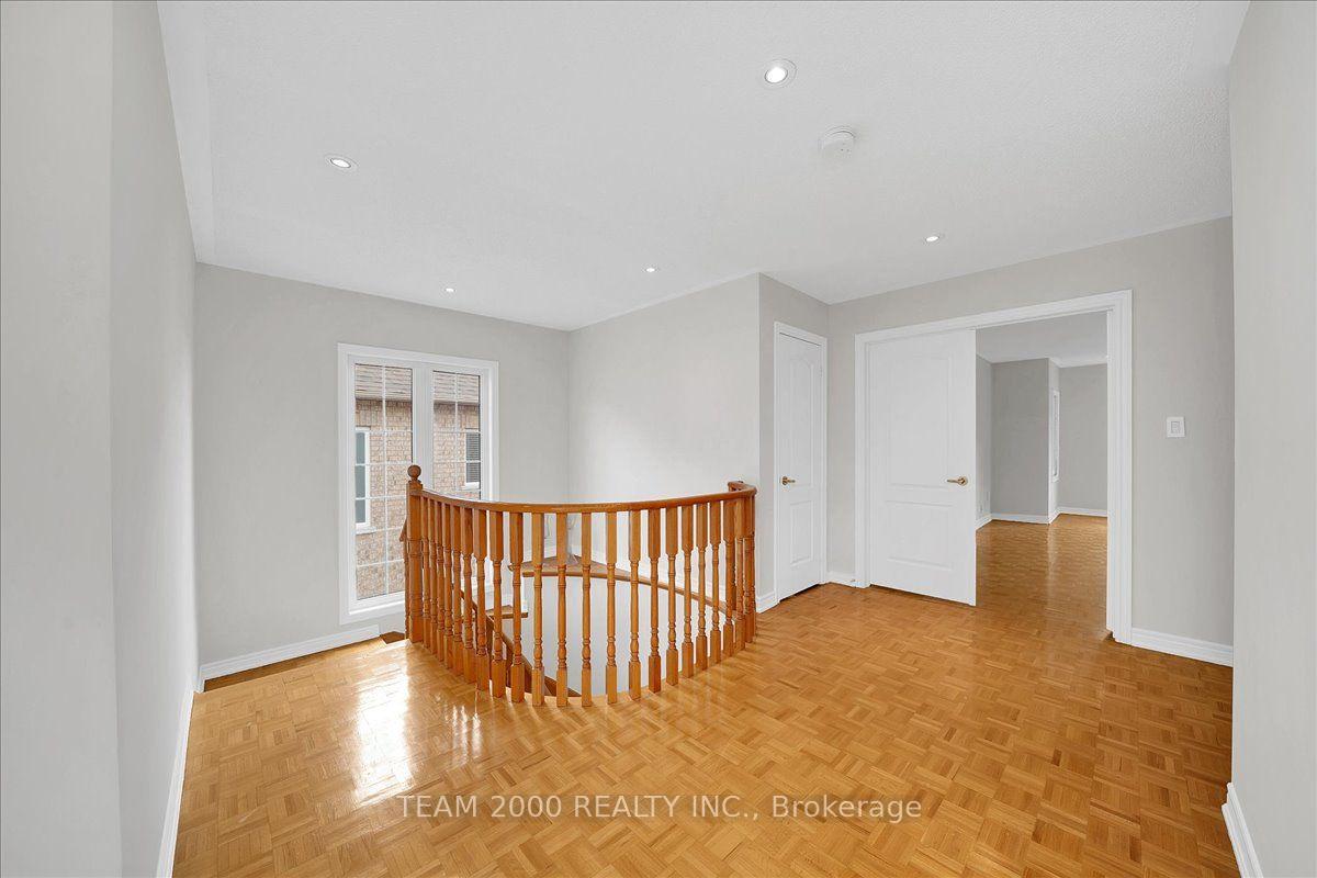 Photo 19 of 26 Crown Crescent, Vaughan, Sonoma Heights — HOMEH