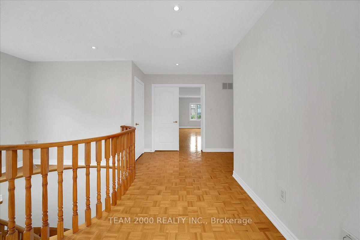 Photo 21 of 26 Crown Crescent, Vaughan, Sonoma Heights — HOMEH