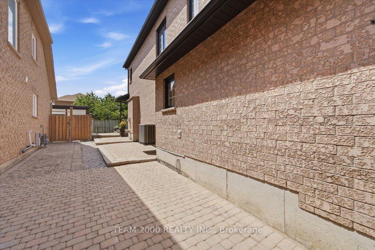 Photo 32 of 26 Crown Crescent, Vaughan, Sonoma Heights — HOMEH