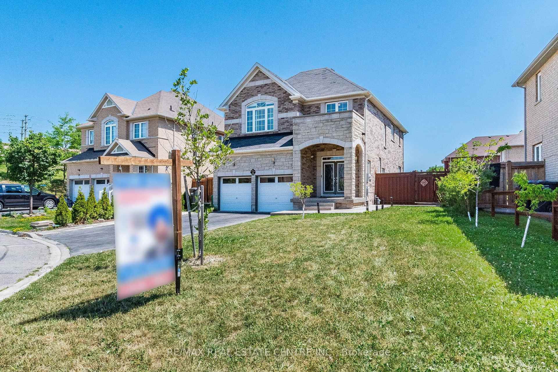 Photo 2 of 22 Red Ash Court, Brampton, Northwood Park — HOMEH