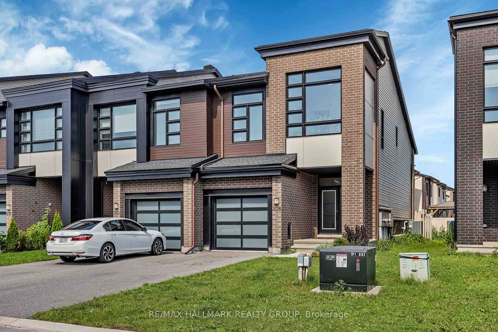 Photo 3 of 208 Big Dipper Street E, Ottawa, Riverside South/Gloucester Glen — HOMEH