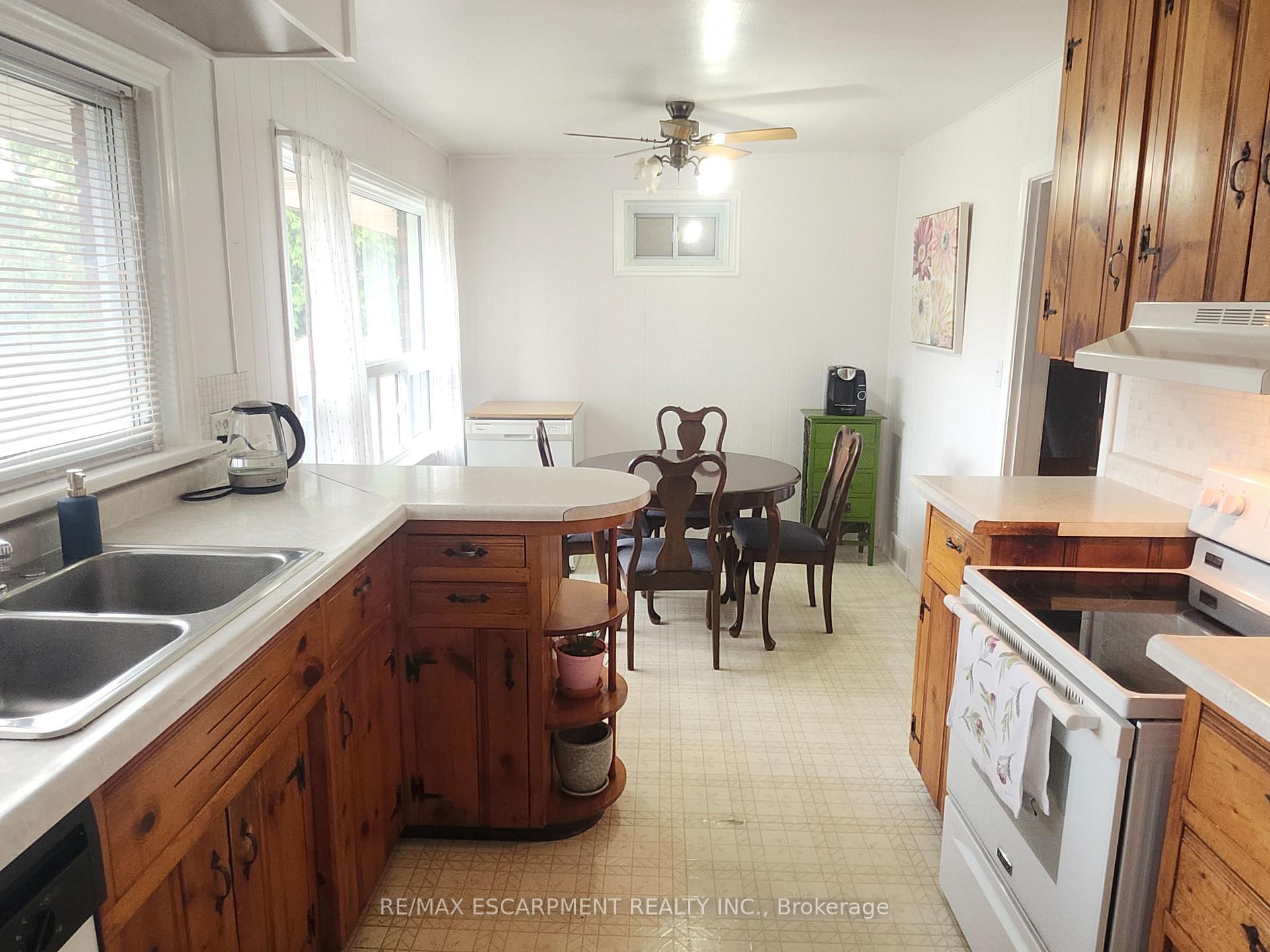 Photo 7 of 6142 Scott Street, Niagara Falls, Cherrywood — HOMEH