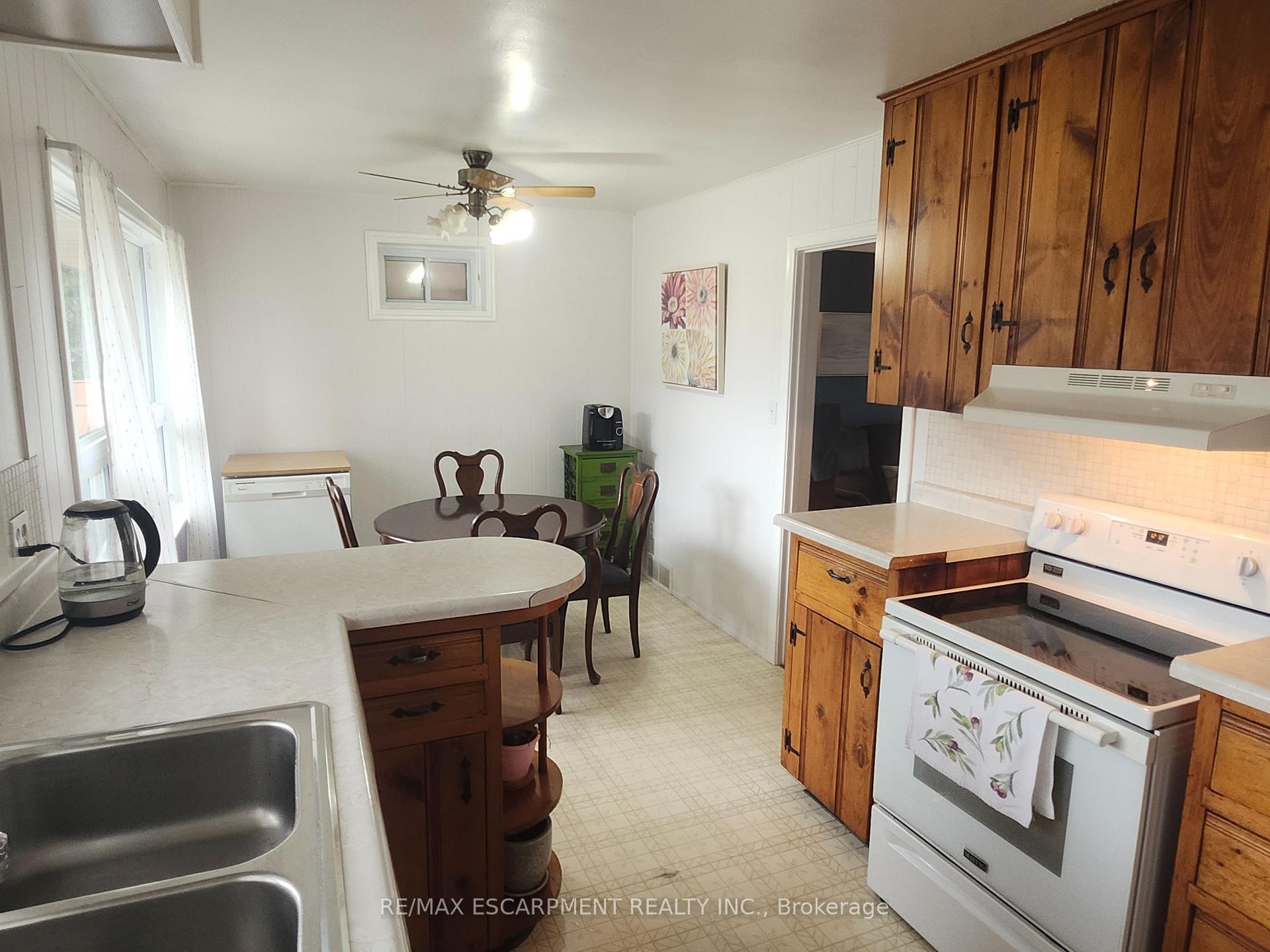 Photo 8 of 6142 Scott Street, Niagara Falls, Cherrywood — HOMEH