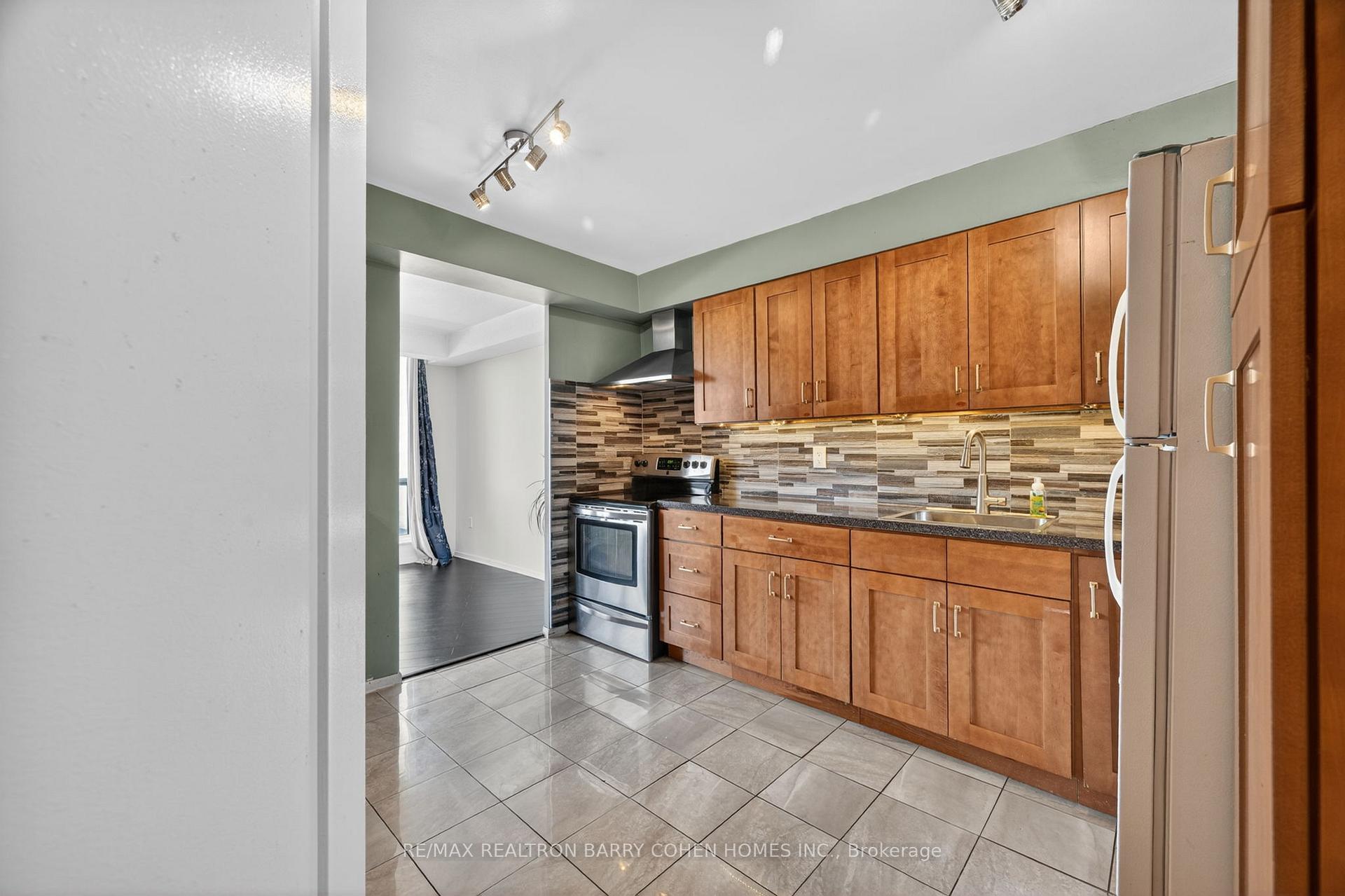 Photo 4 of Unit 304, 150 Neptune Drive, Toronto, Englemount-Lawrence — HOMEH