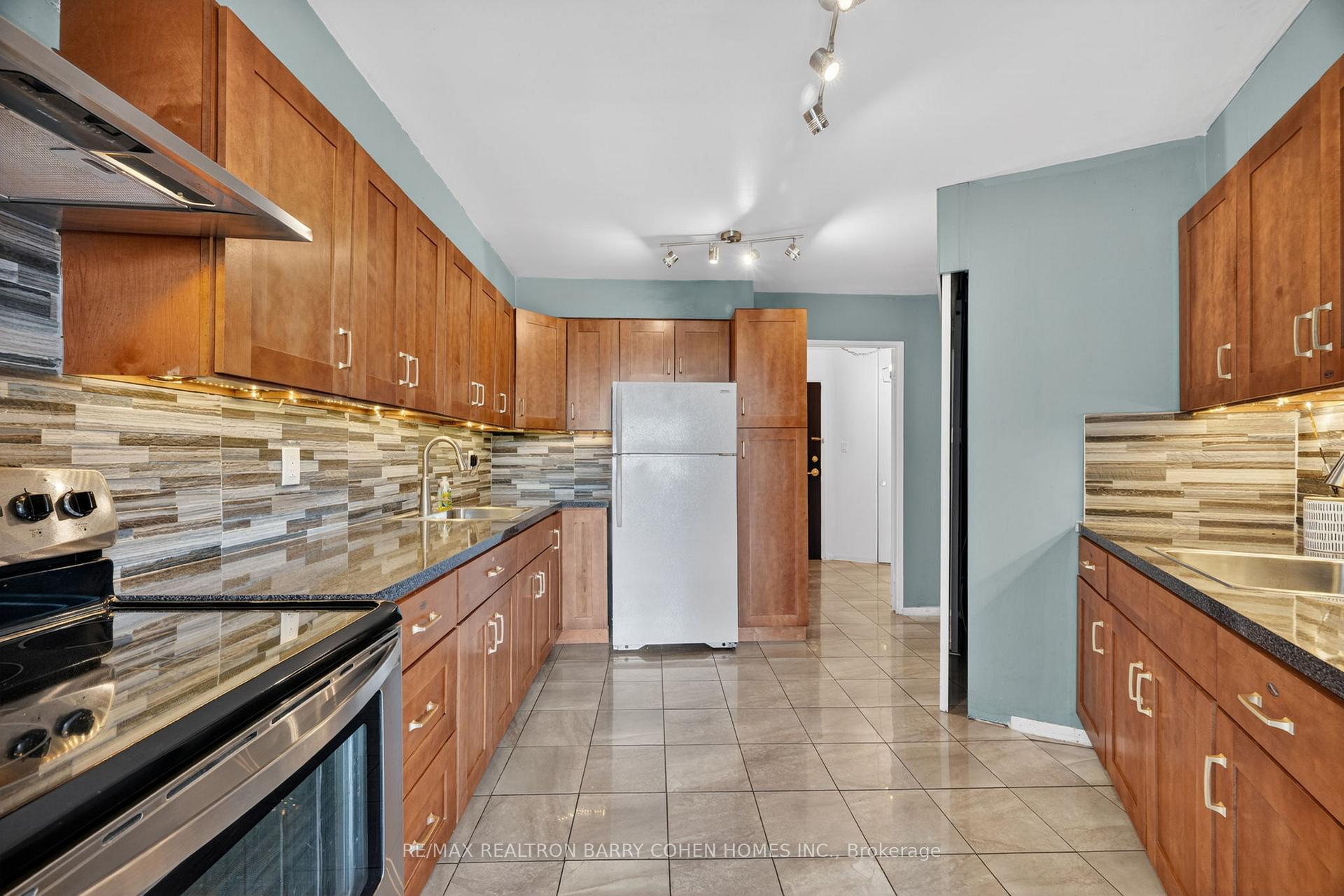 Photo 5 of Unit 304, 150 Neptune Drive, Toronto, Englemount-Lawrence — HOMEH
