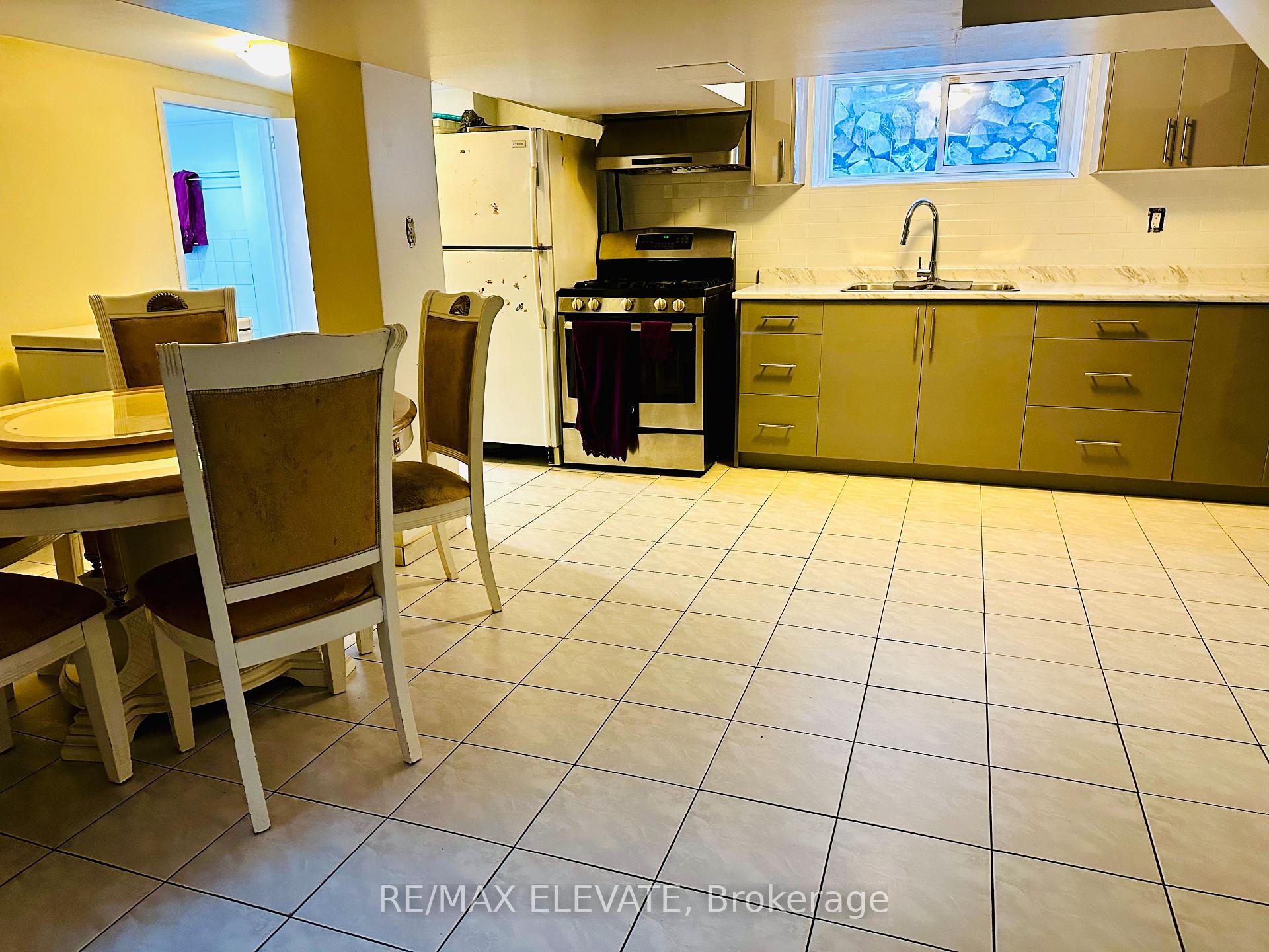 Photo 2 of 3 Gatesview Avenue, Scarborough, Scarborough Village — HOMEH