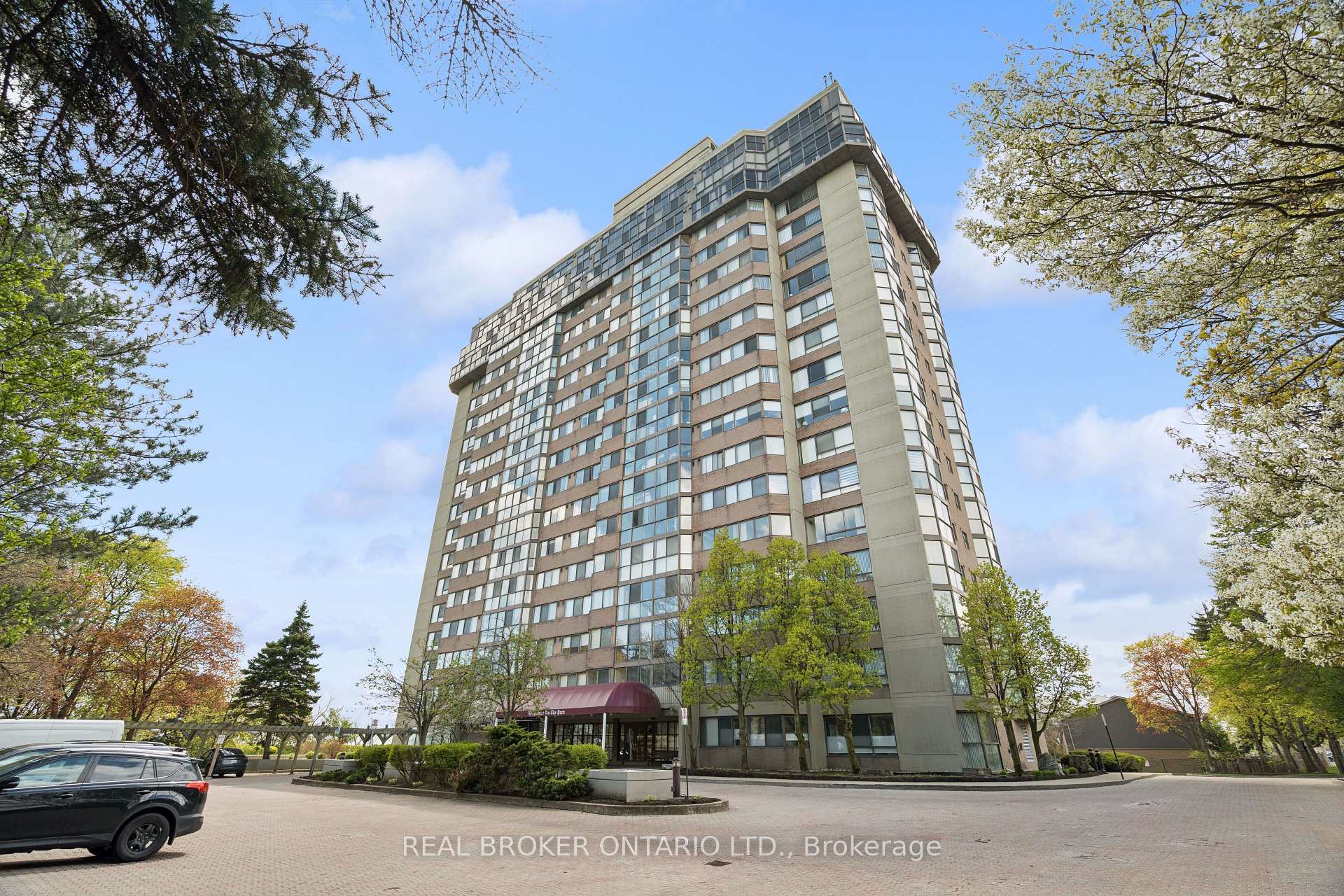Front of Unit 503, 880 Dundas Street W