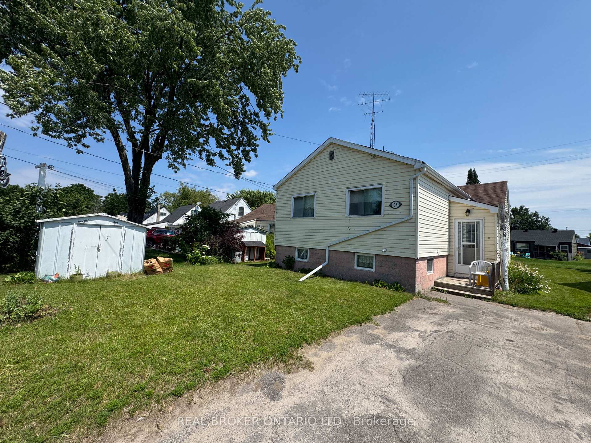 Photo 2 of 23 Churchill Crescent, Smiths Falls, Smiths Falls — HOMEH