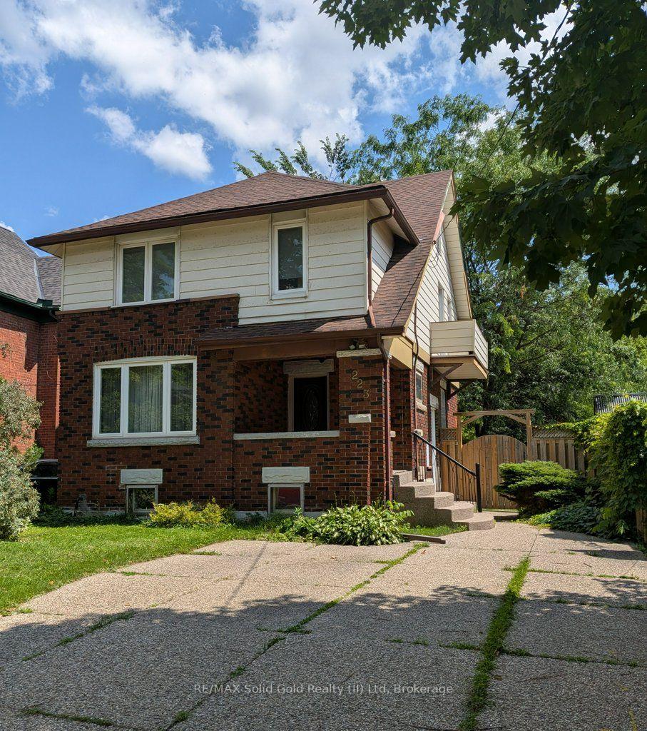 Front of 223 Wellington Street N