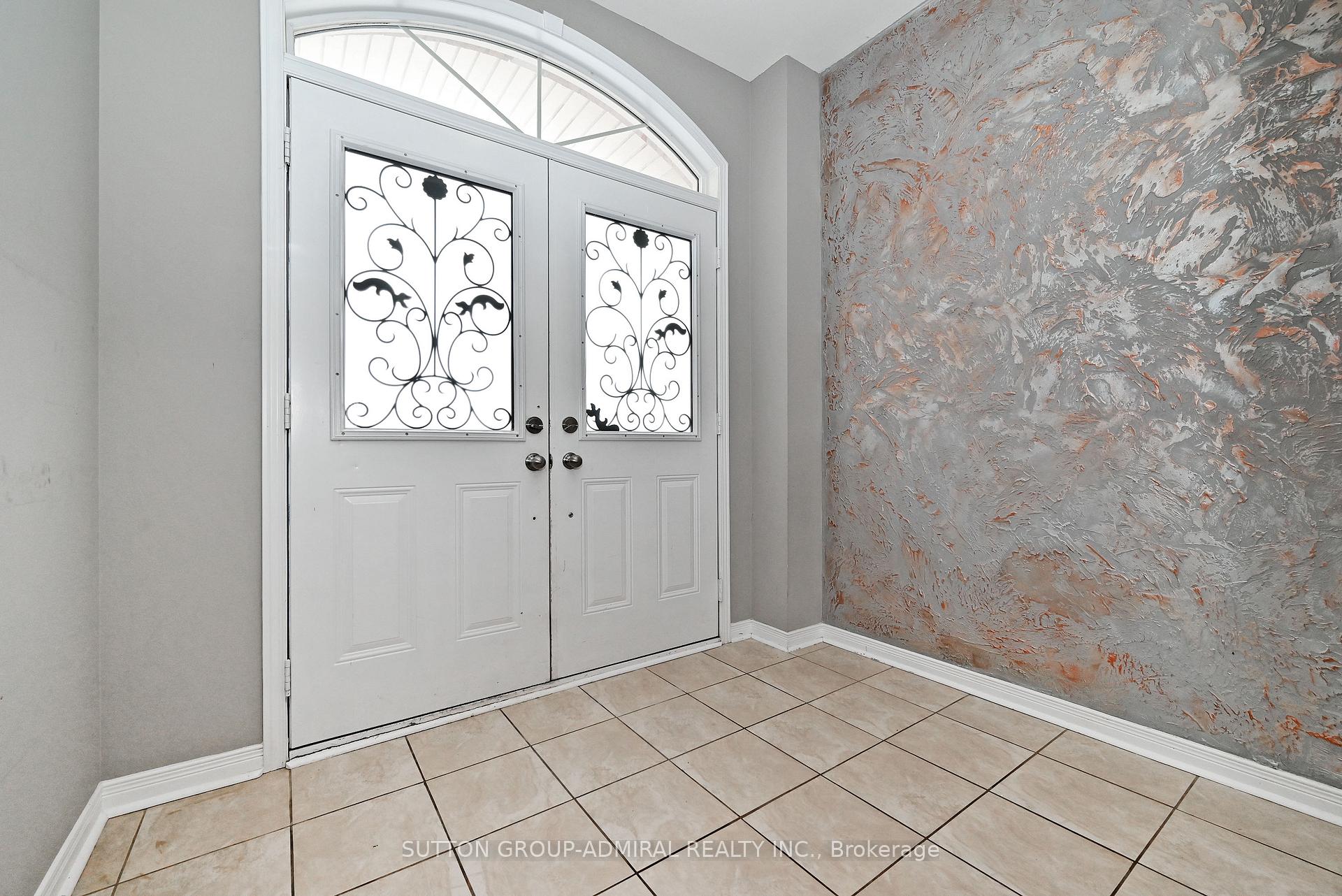 Photo 2 of 41 Big Hill Crescent, Vaughan, Patterson — HOMEH