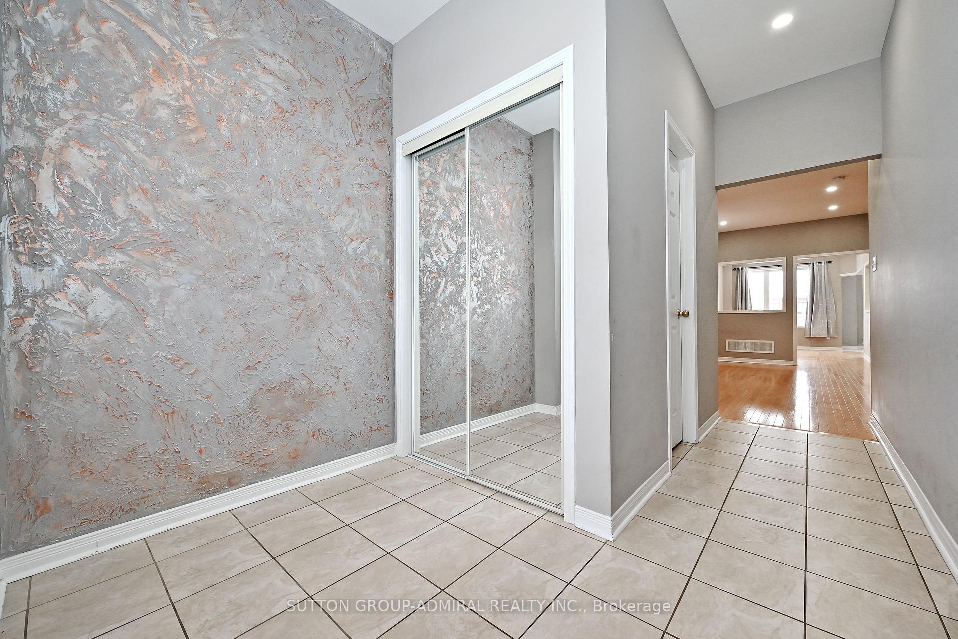Photo 3 of 41 Big Hill Crescent, Vaughan, Patterson — HOMEH