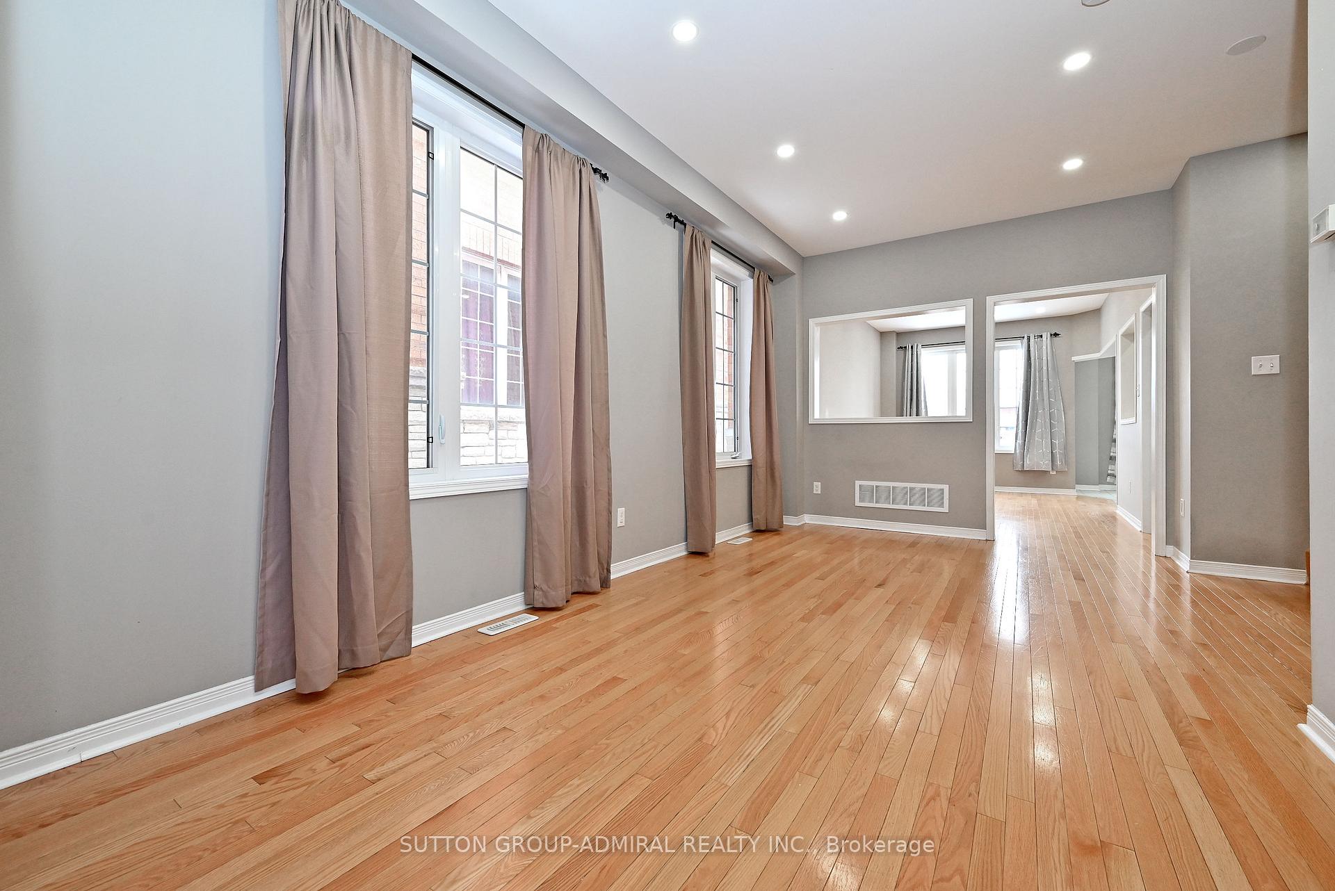 Photo 4 of 41 Big Hill Crescent, Vaughan, Patterson — HOMEH