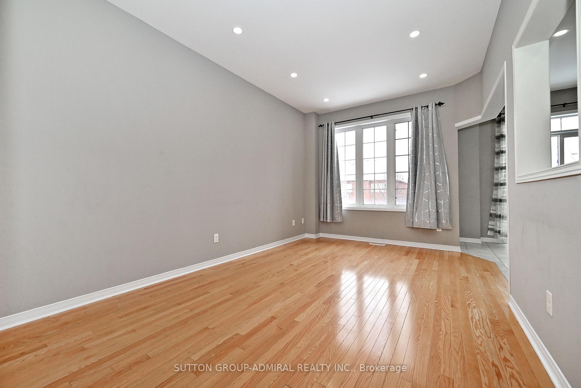 Photo 6 of 41 Big Hill Crescent, Vaughan, Patterson — HOMEH