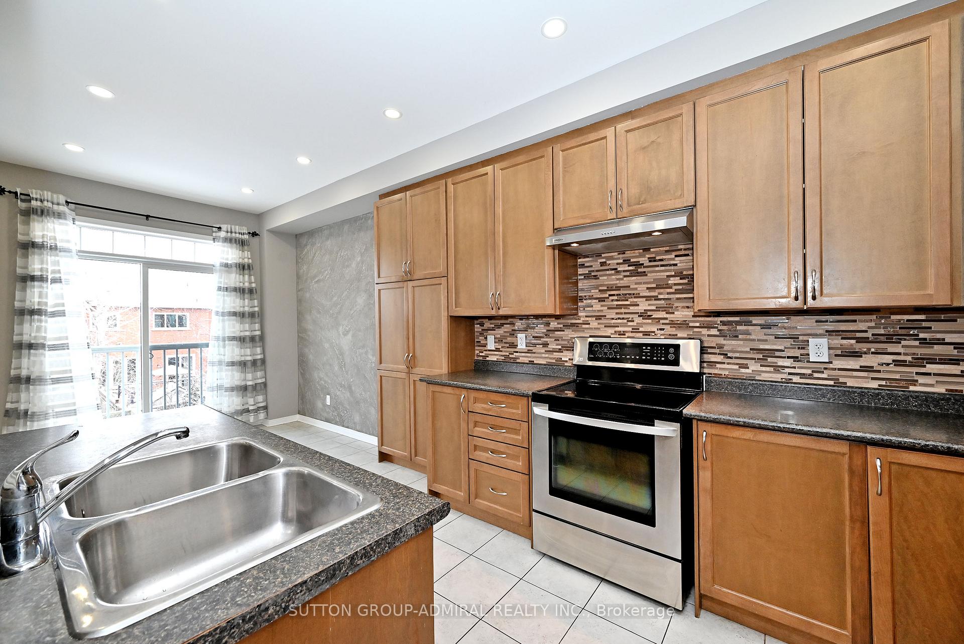Photo 7 of 41 Big Hill Crescent, Vaughan, Patterson — HOMEH