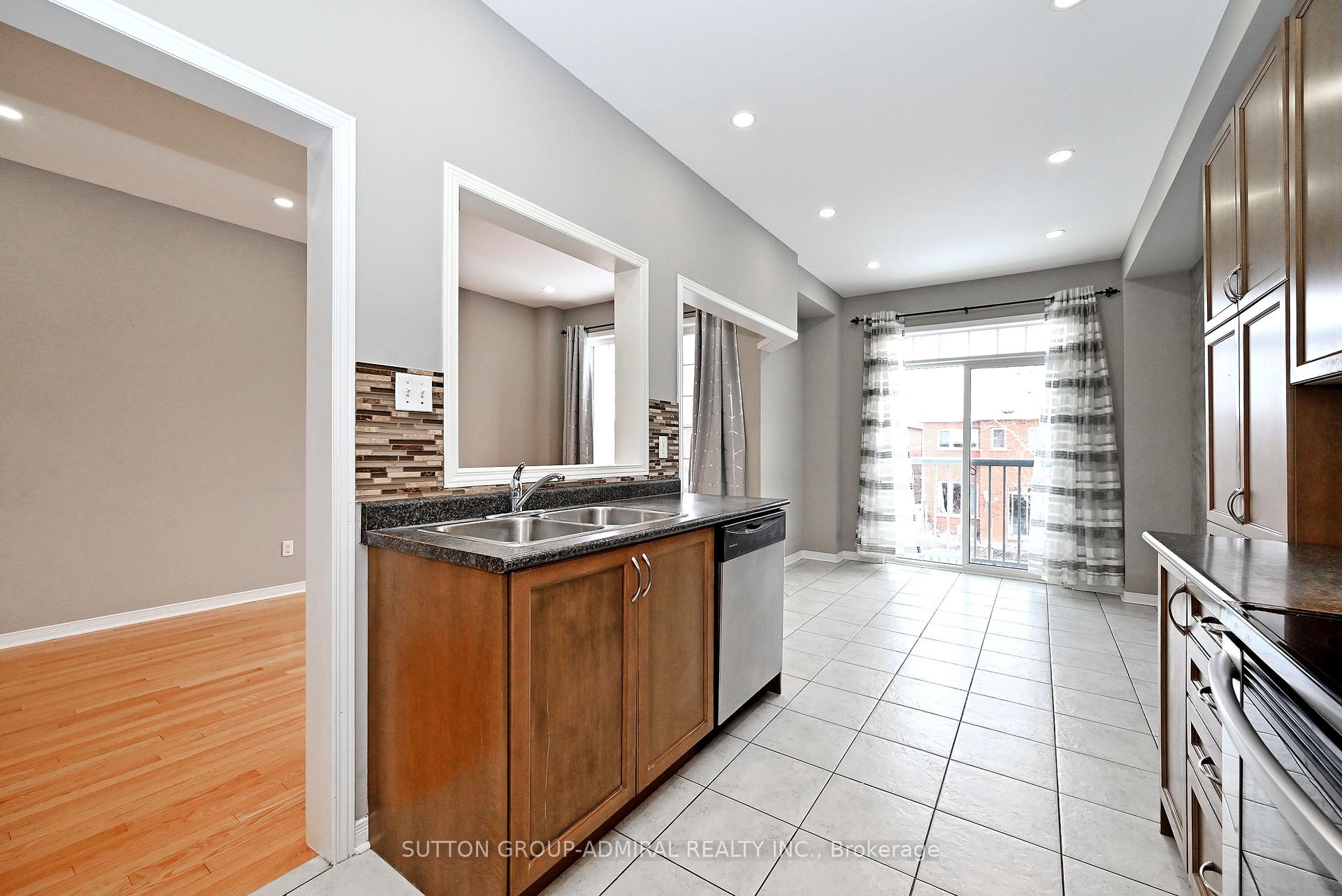 Photo 8 of 41 Big Hill Crescent, Vaughan, Patterson — HOMEH