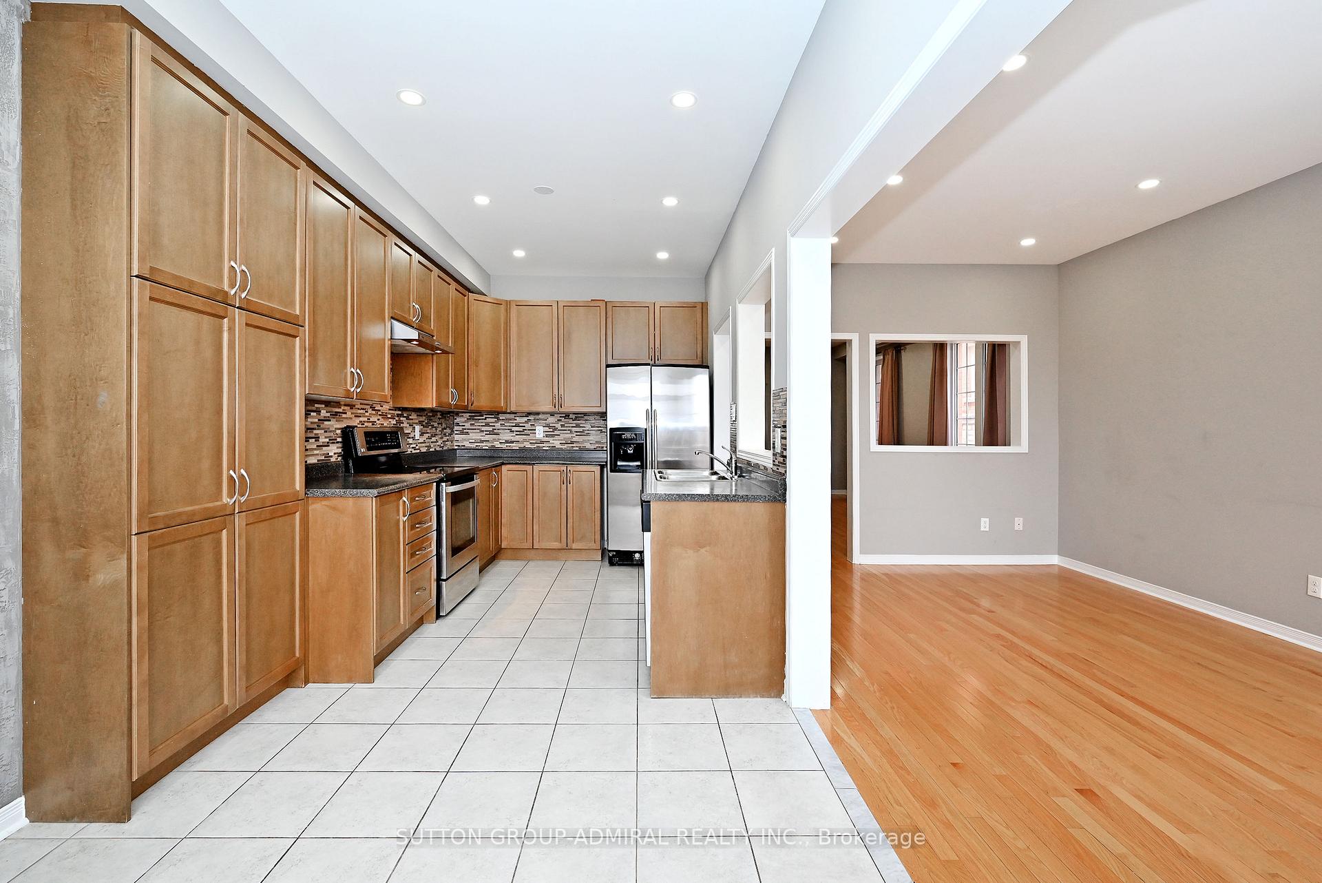 Photo 9 of 41 Big Hill Crescent, Vaughan, Patterson — HOMEH
