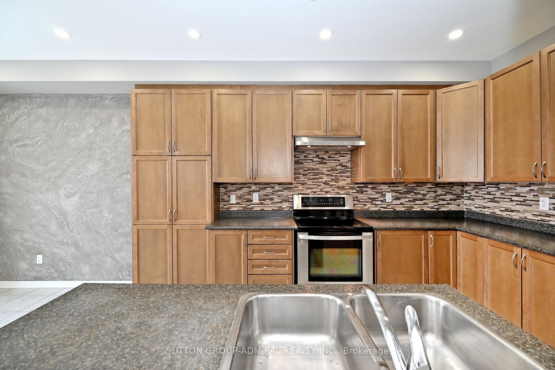 Photo 13 of 41 Big Hill Crescent, Vaughan, Patterson — HOMEH