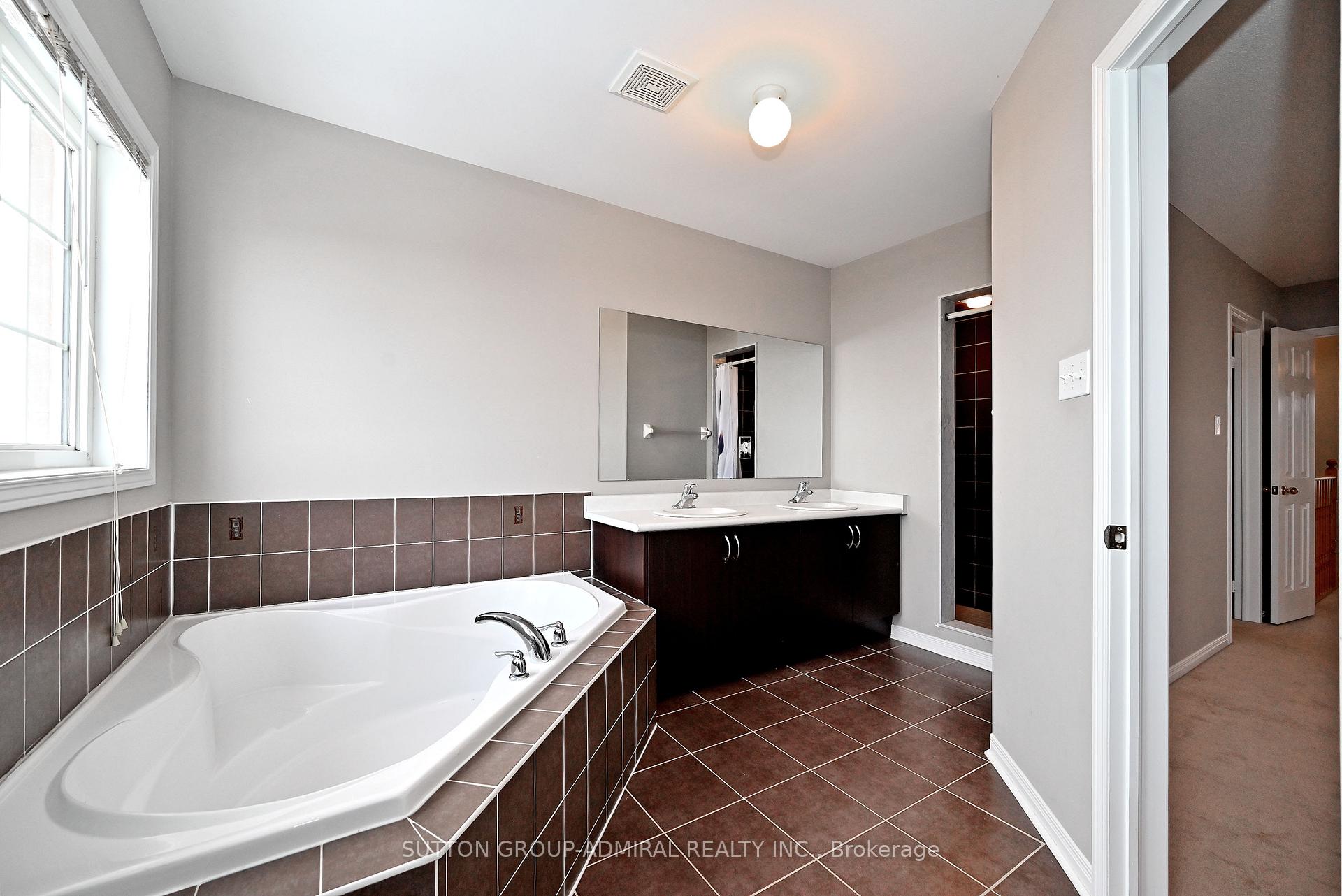 Photo 22 of 41 Big Hill Crescent, Vaughan, Patterson — HOMEH