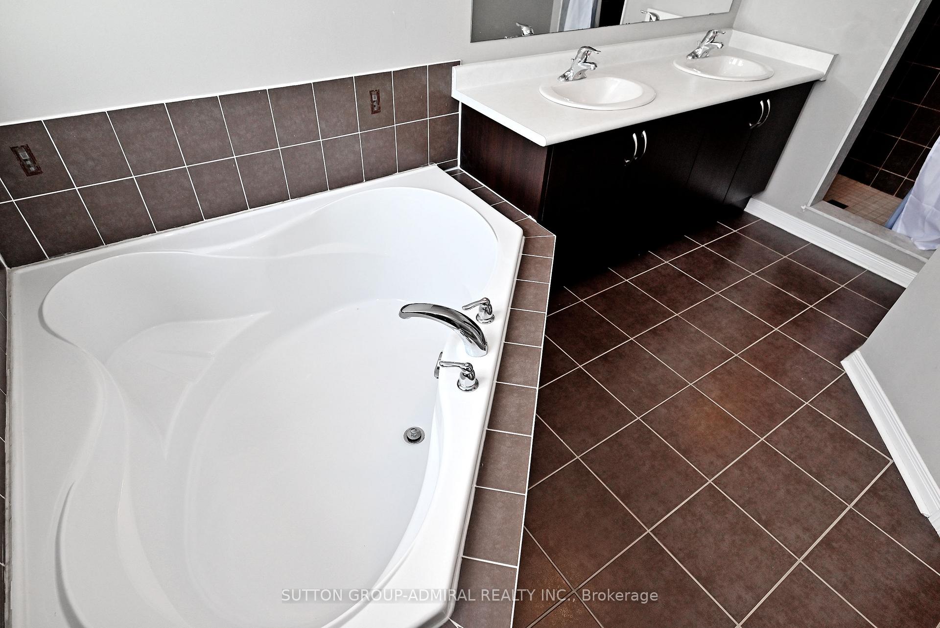 Photo 24 of 41 Big Hill Crescent, Vaughan, Patterson — HOMEH