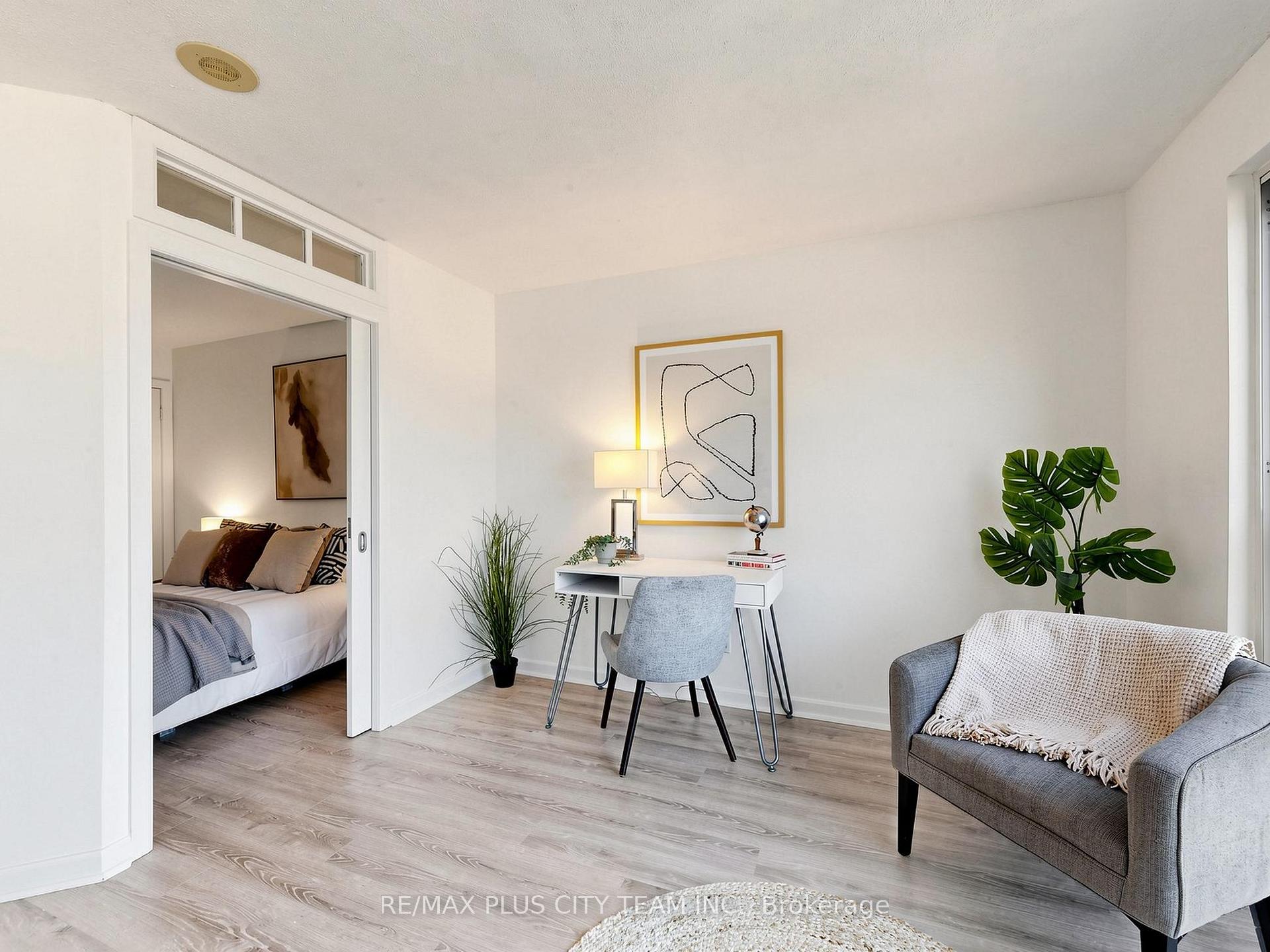 Photo 9 of Unit 2006, 8 Park Road, Toronto, Rosedale-Moore Park — HOMEH