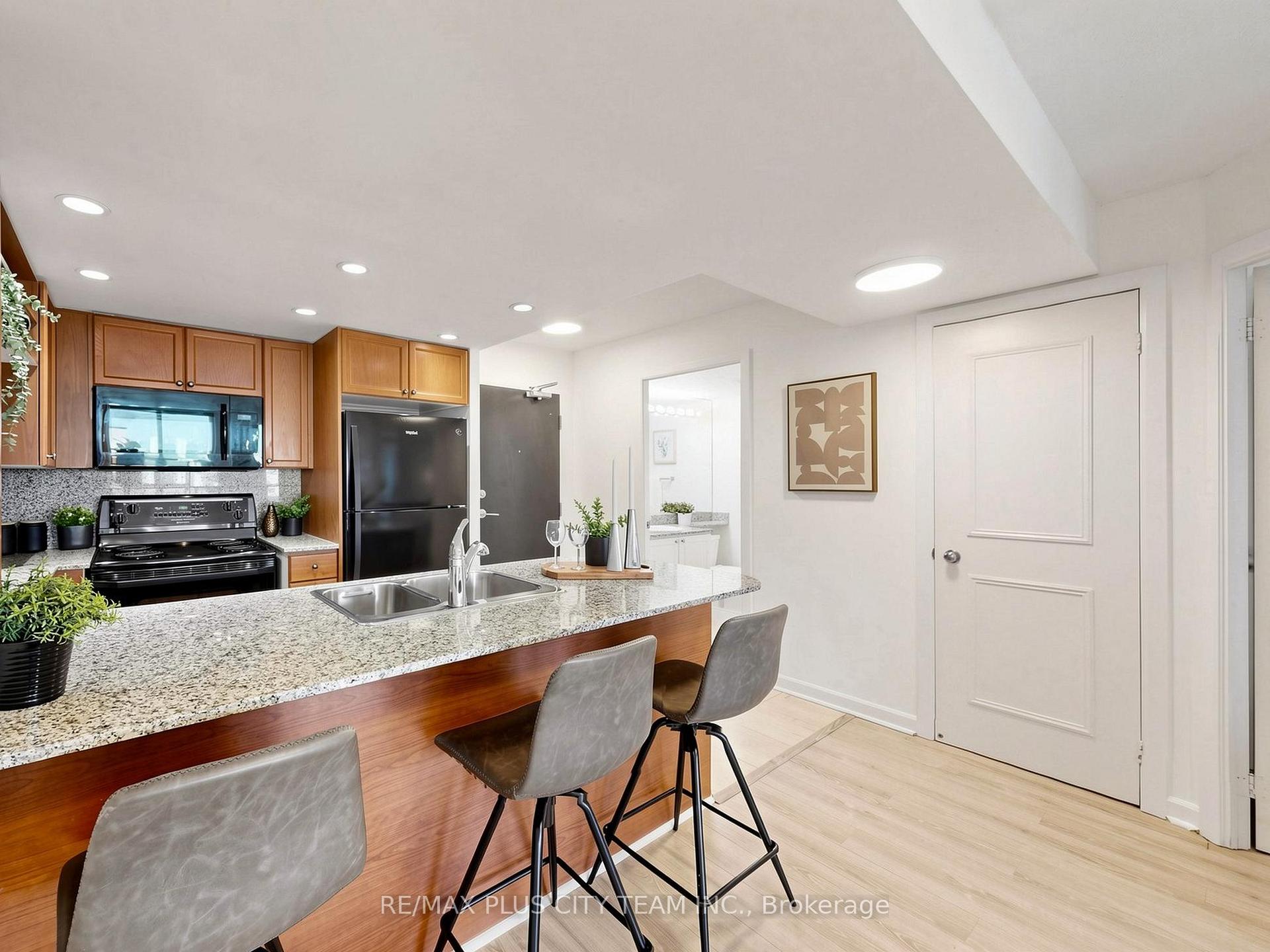 Photo 11 of Unit 2006, 8 Park Road, Toronto, Rosedale-Moore Park — HOMEH