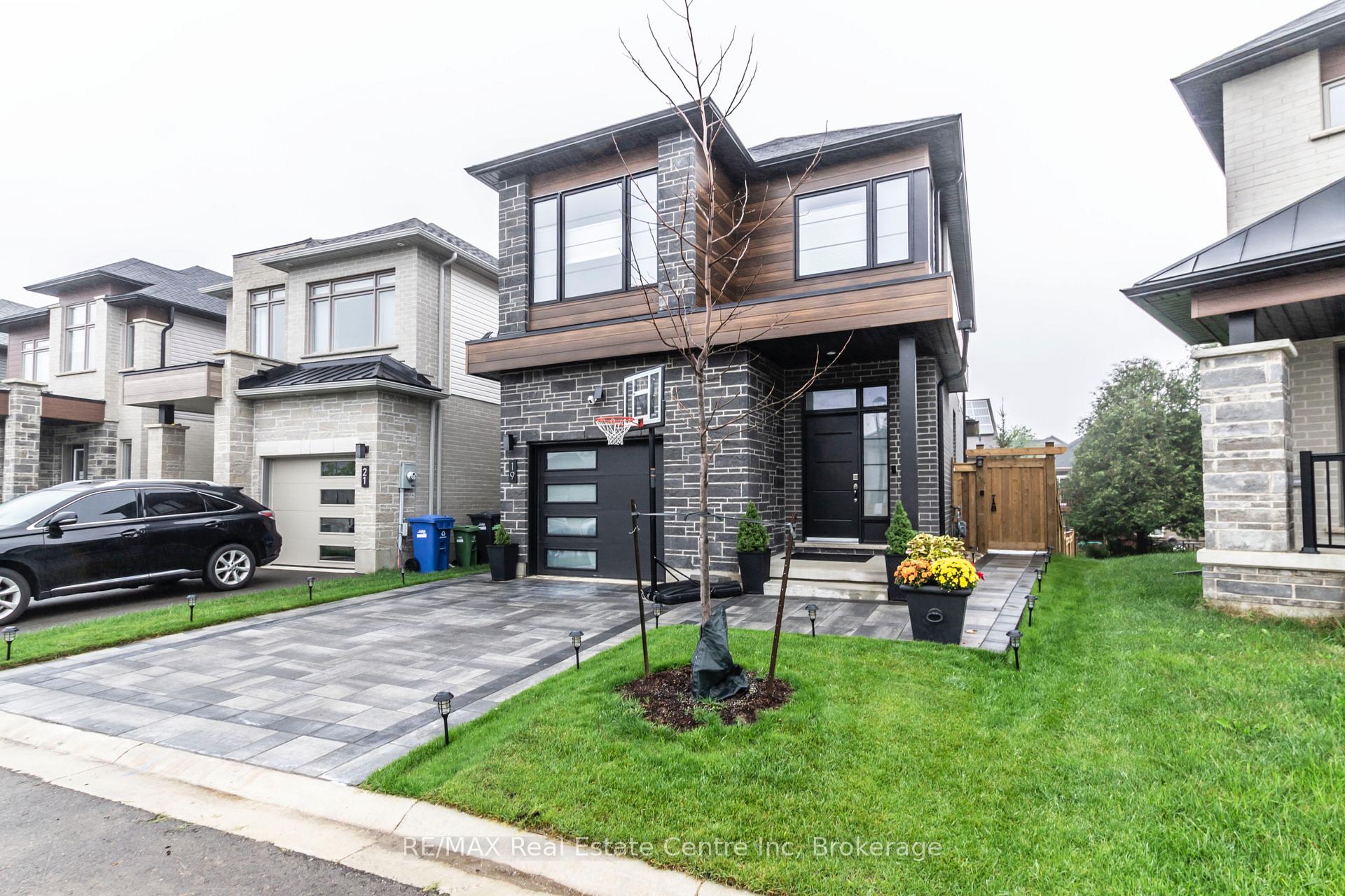 Photo 2 of 19 Ferris Circle Lane, Guelph, Clairfields/Hanlon Business Park — HOMEH